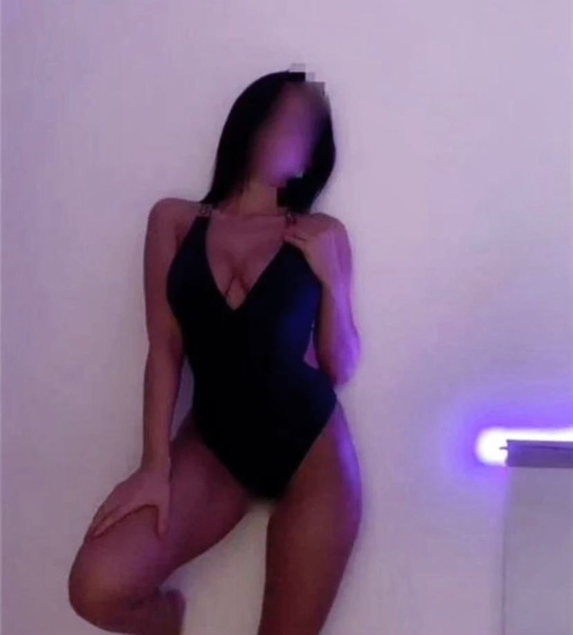 https://cdn.adultwork.com/gallery/G12/8383841.jpg