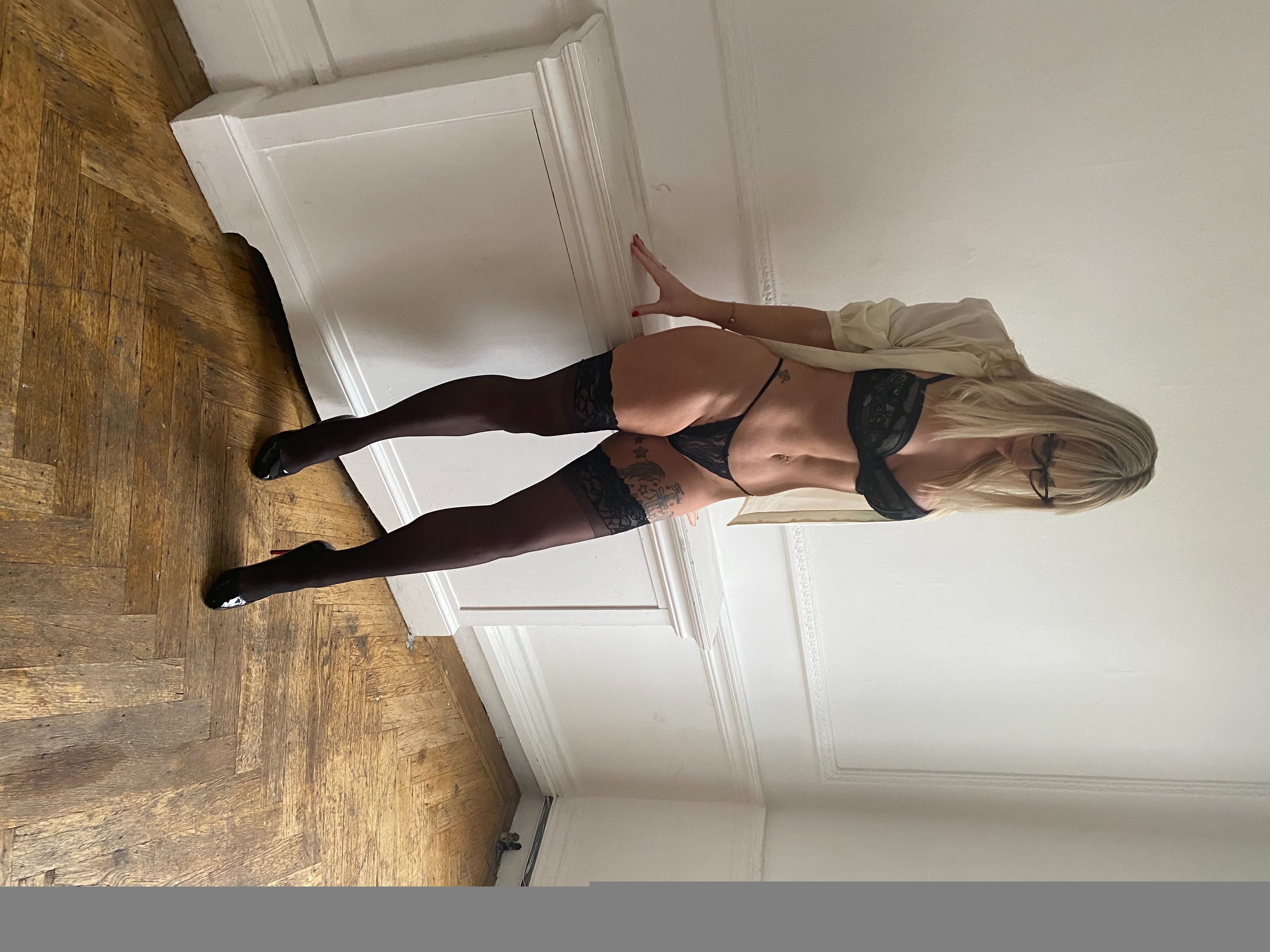 https://cdn.adultwork.com/gallery/G12/8399413.jpg