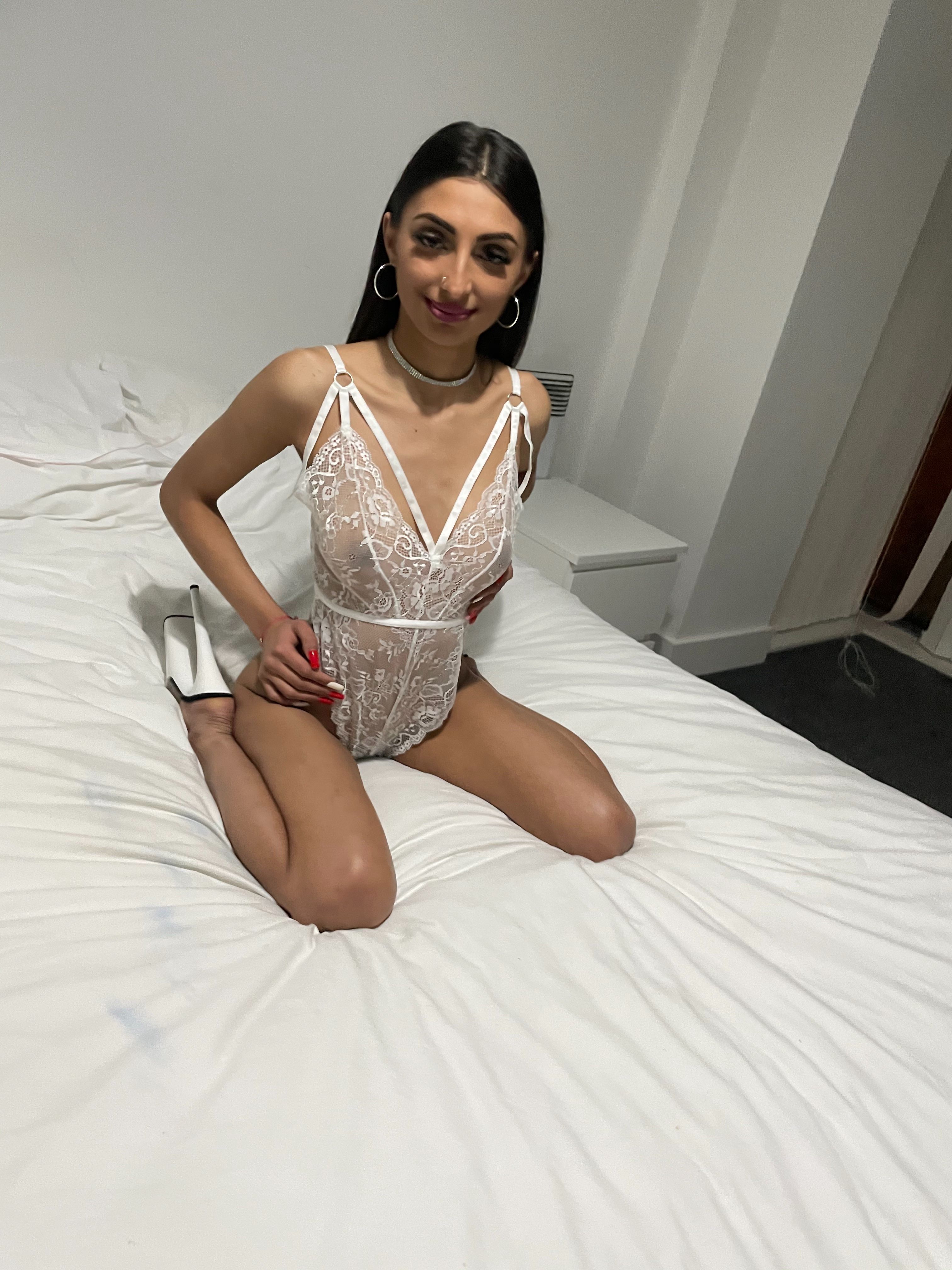 https://cdn.adultwork.com/gallery/G12/8411683.jpg