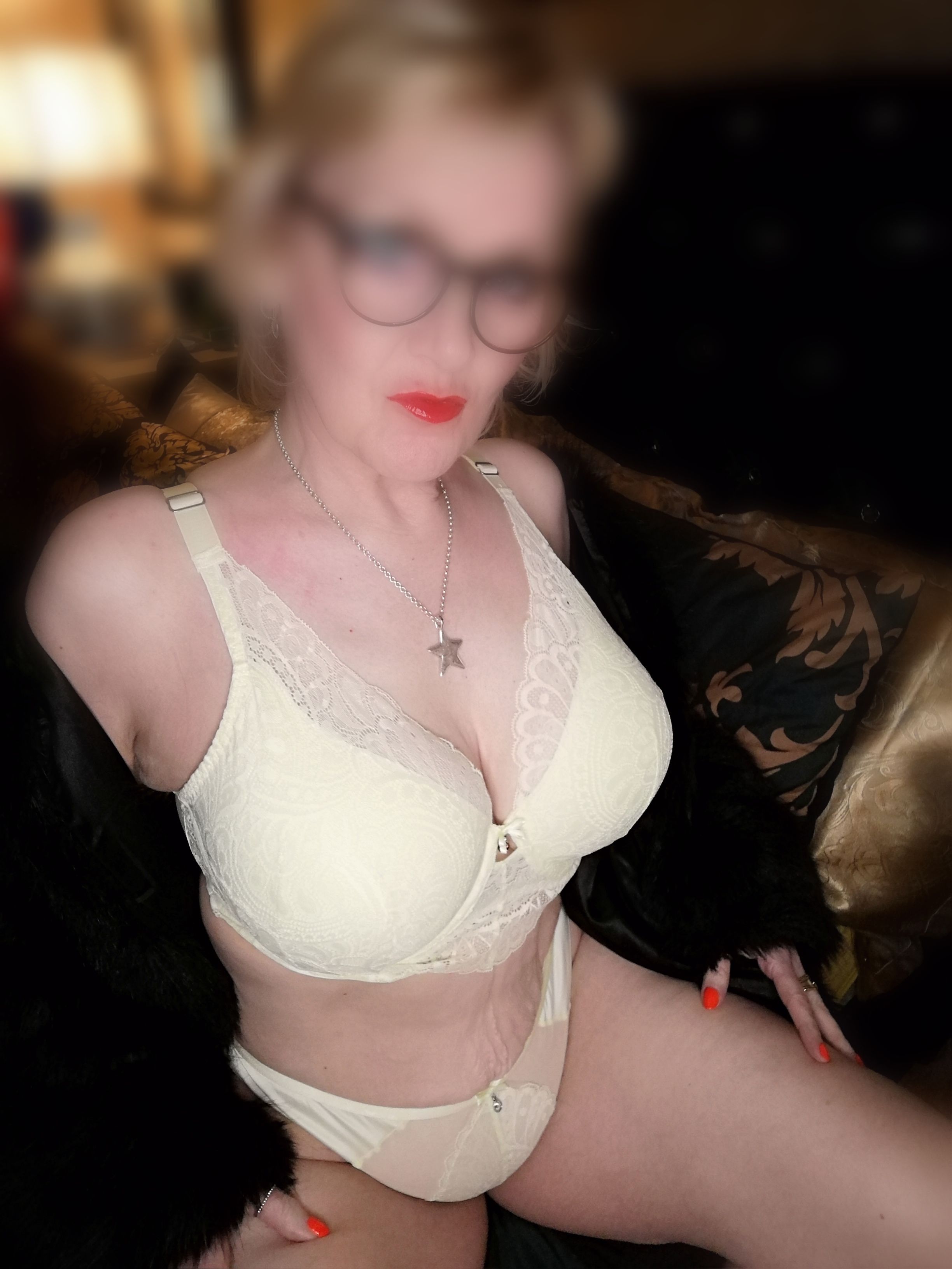 https://cdn.adultwork.com/gallery/G12/8508129.jpg