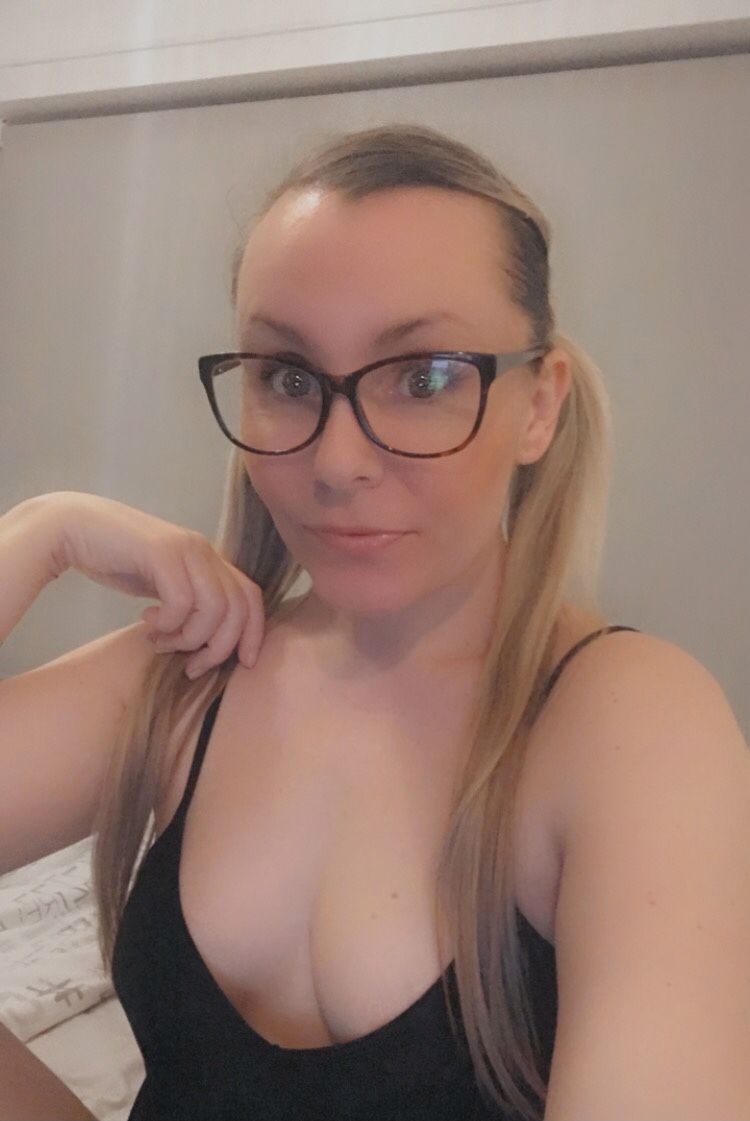 https://cdn.adultwork.com/gallery/G12/8521211.jpg