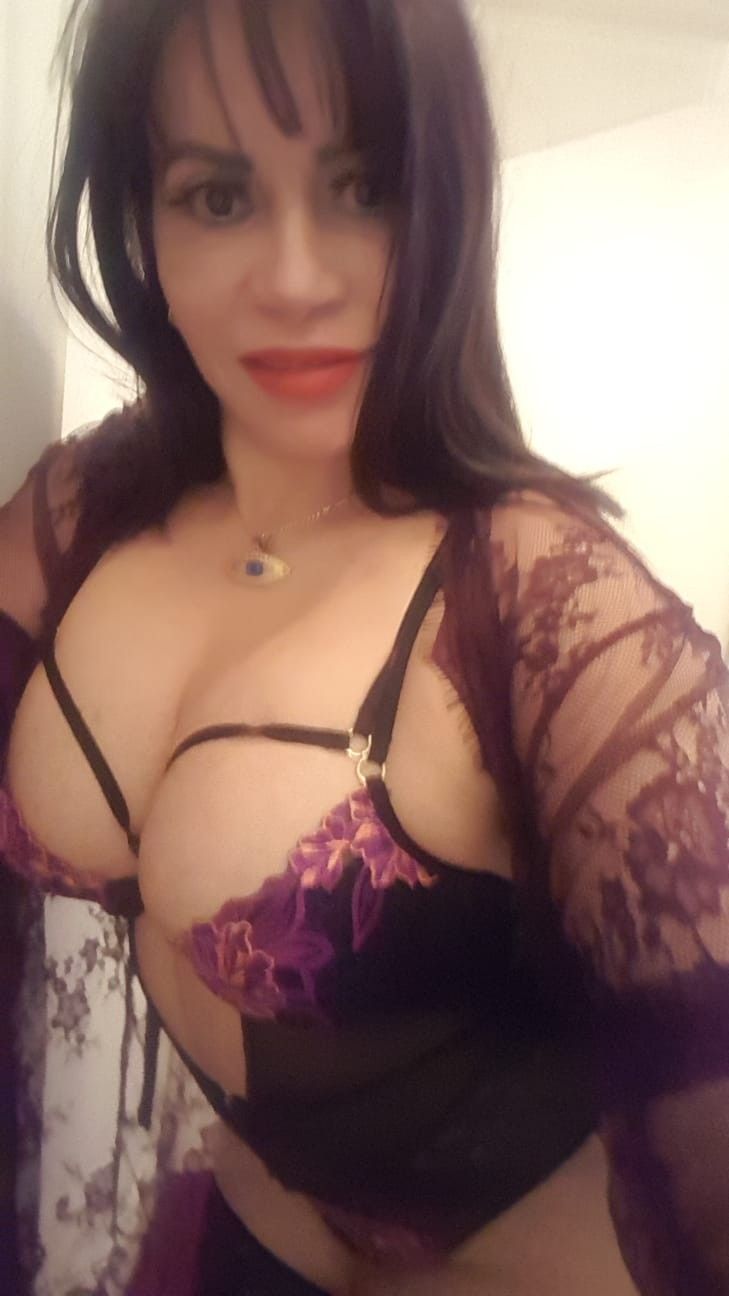 https://cdn.adultwork.com/gallery/G12/8621777.jpg