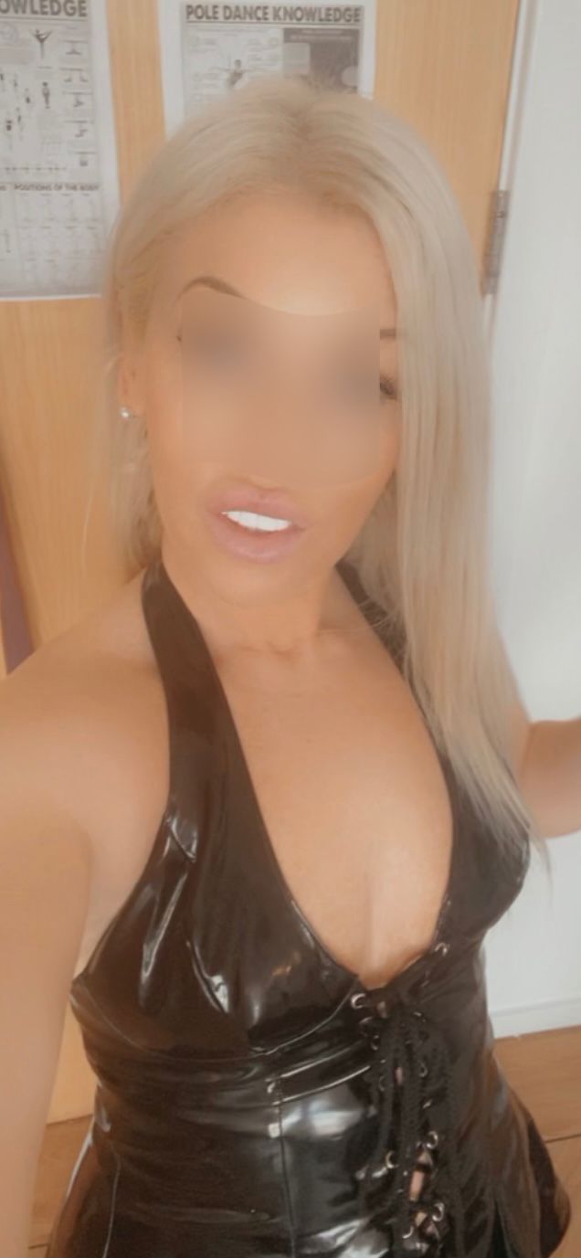 https://cdn.adultwork.com/gallery/G12/8631630.jpg