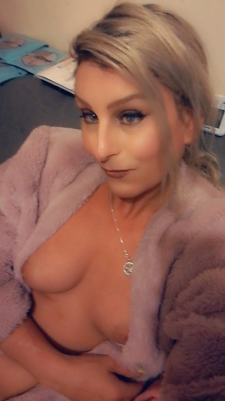 https://cdn.adultwork.com/gallery/G12/8690243.jpg