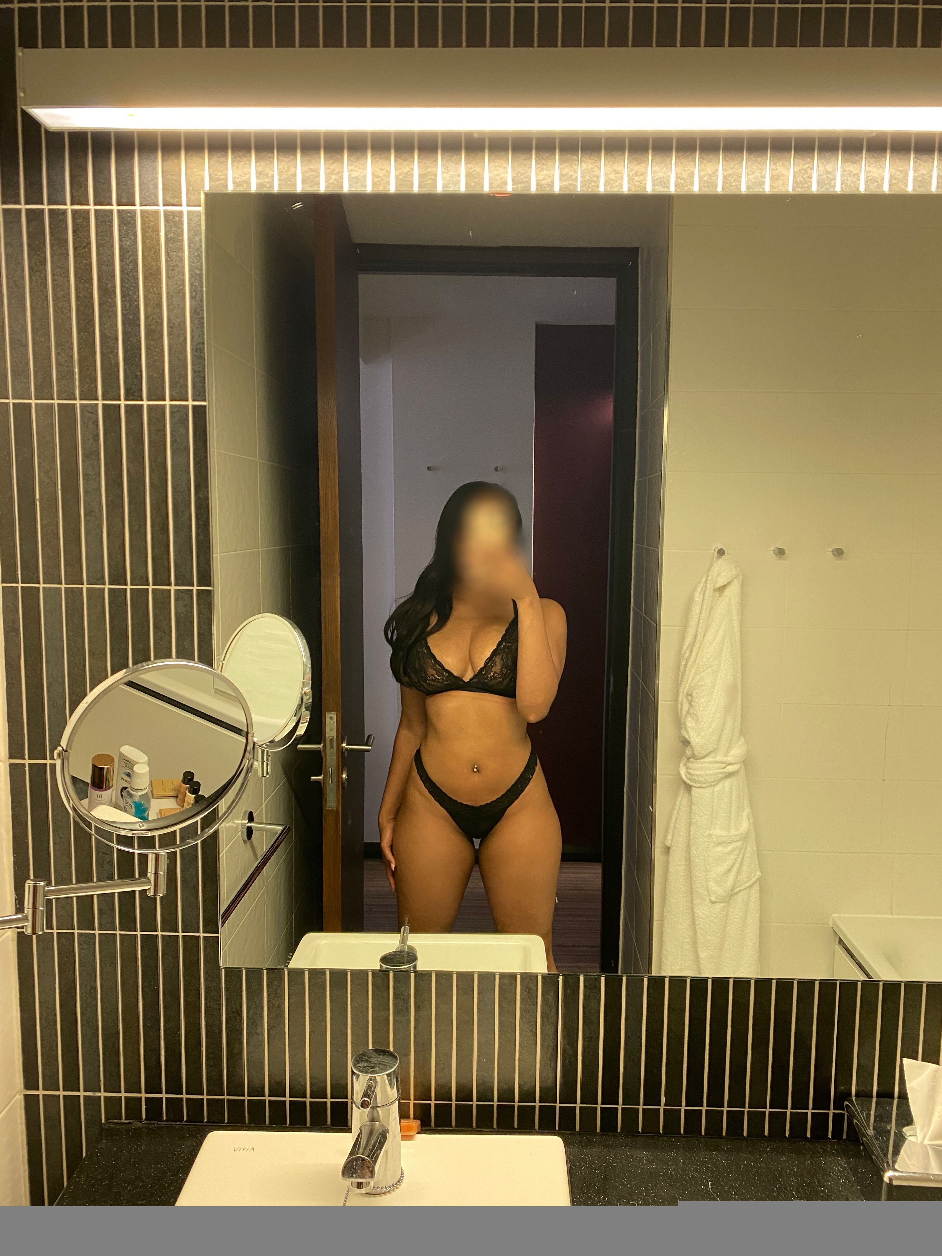 https://cdn.adultwork.com/gallery/G12/8697674.jpg