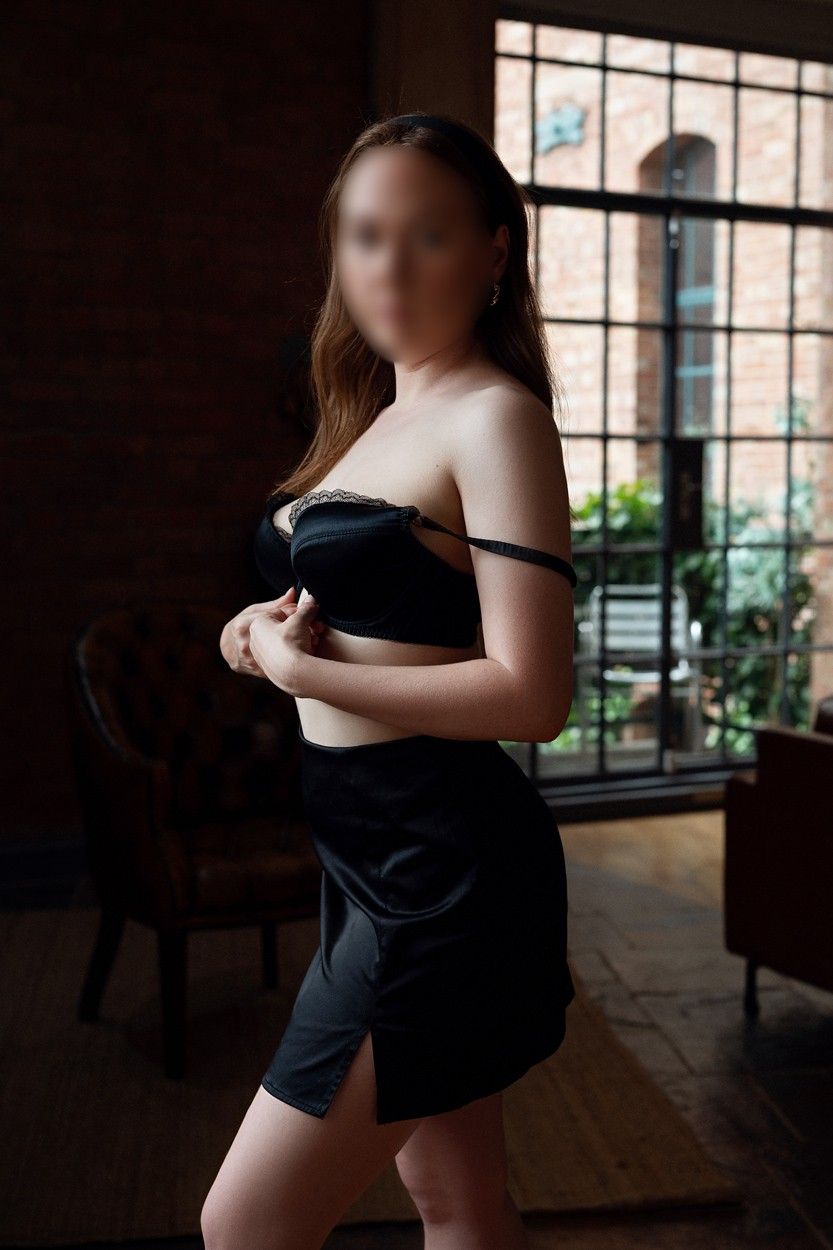 https://cdn.adultwork.com/gallery/G12/8741691.jpg