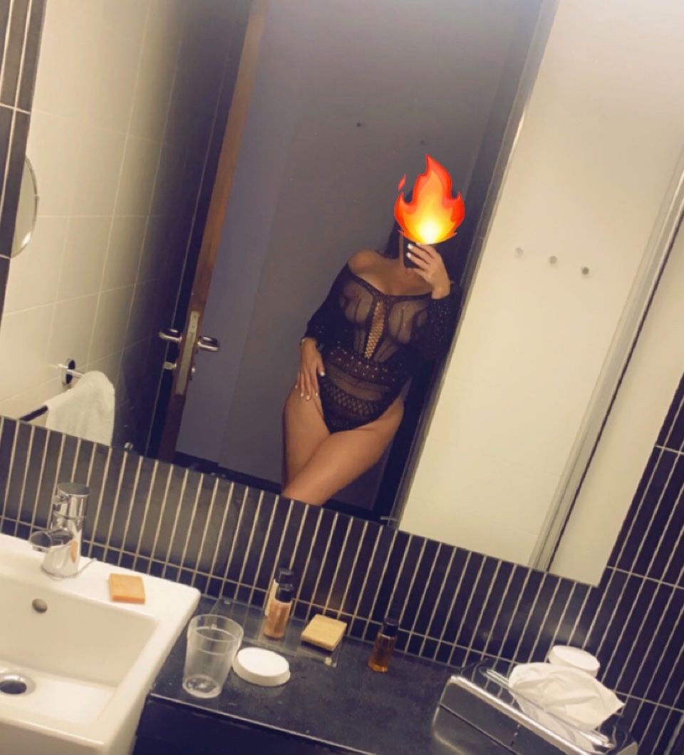 https://cdn.adultwork.com/gallery/G12/8777813.jpg