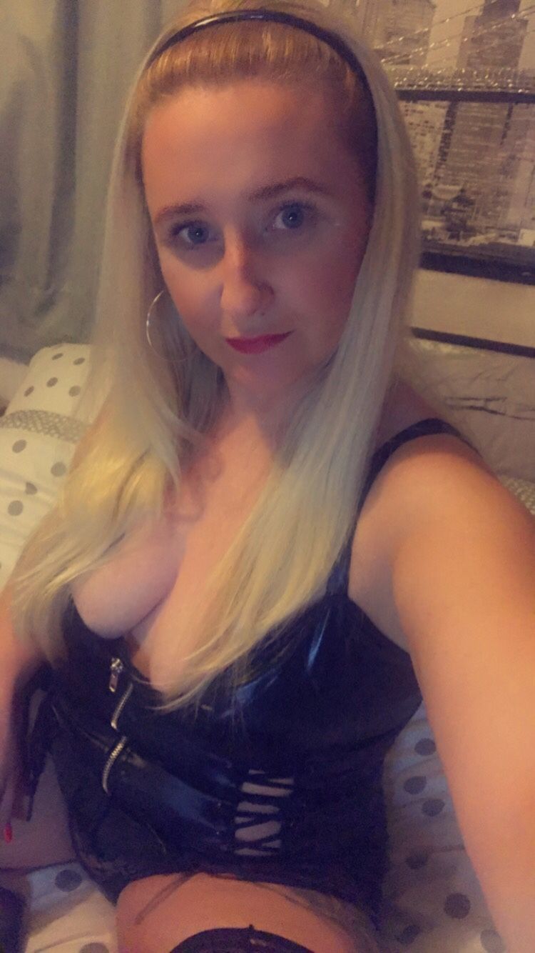 https://cdn.adultwork.com/gallery/G12/8806348.jpg