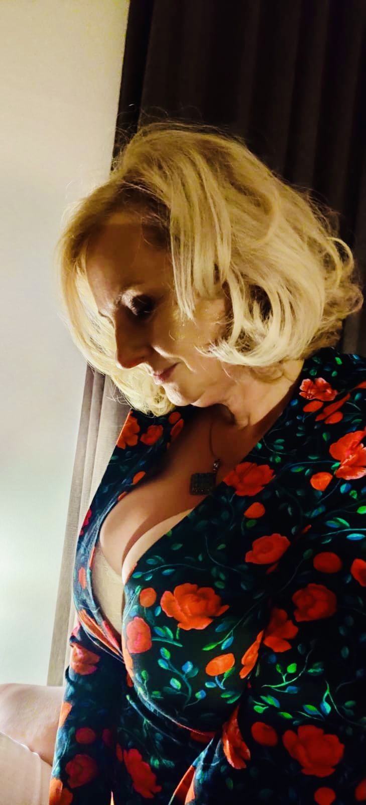 https://cdn.adultwork.com/gallery/G12/8807389.jpg