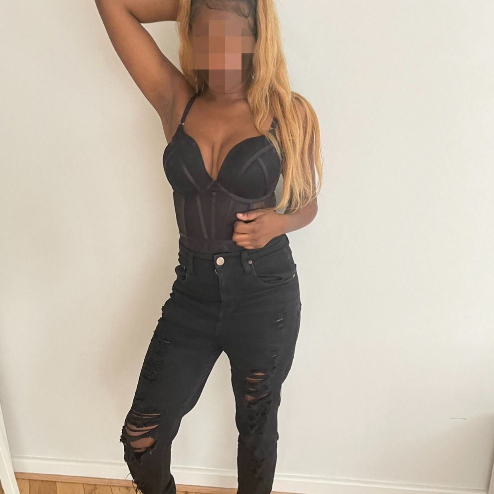 https://cdn.adultwork.com/gallery/G12/8823882.jpg