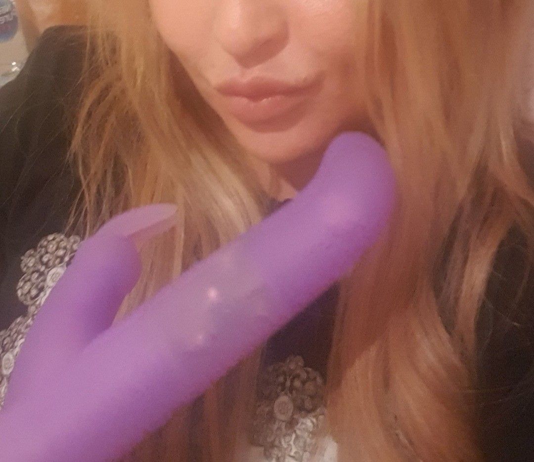 https://cdn.adultwork.com/gallery/G12/8891489.jpg