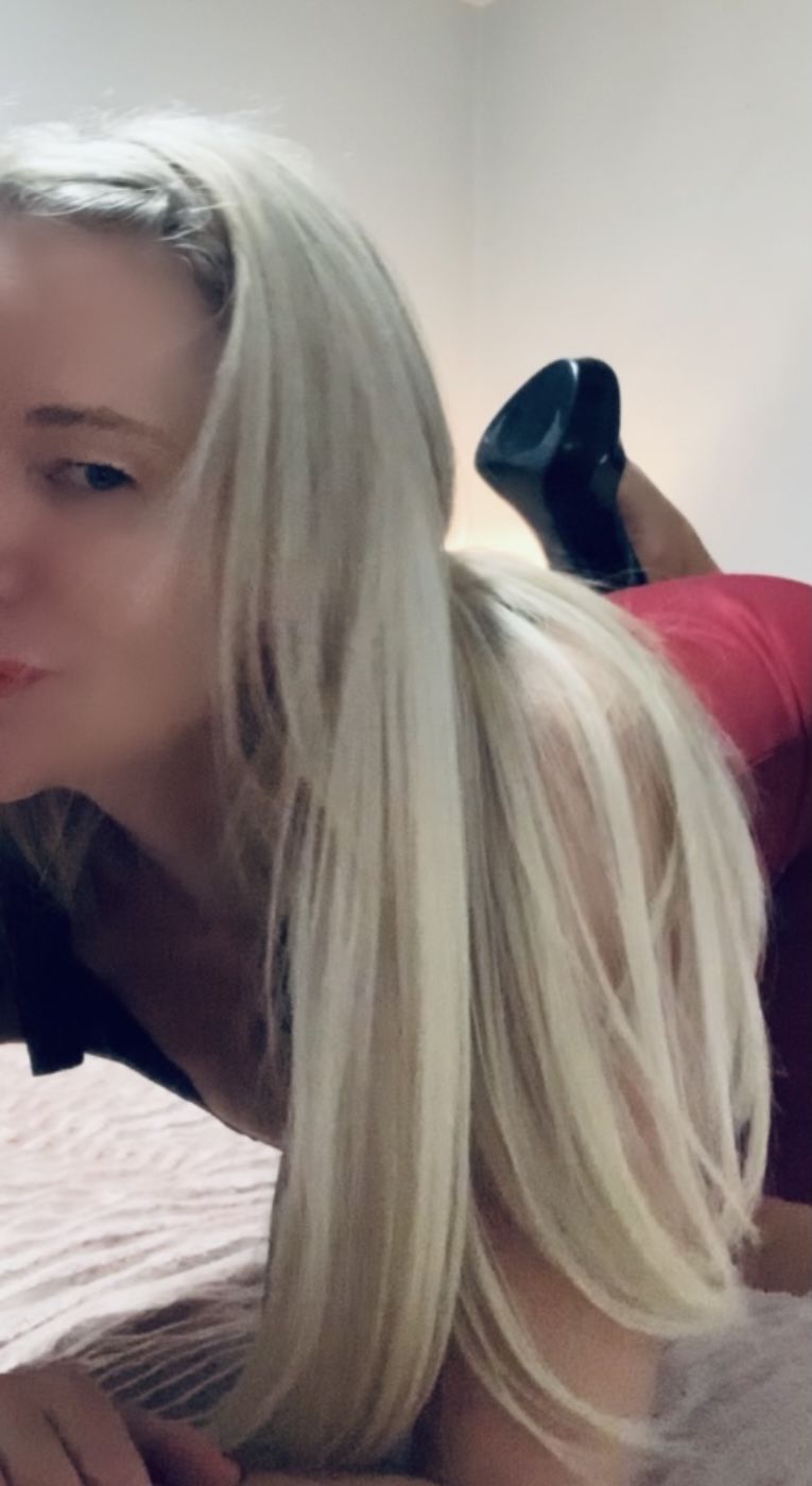 https://cdn.adultwork.com/gallery/G12/8917824.jpg