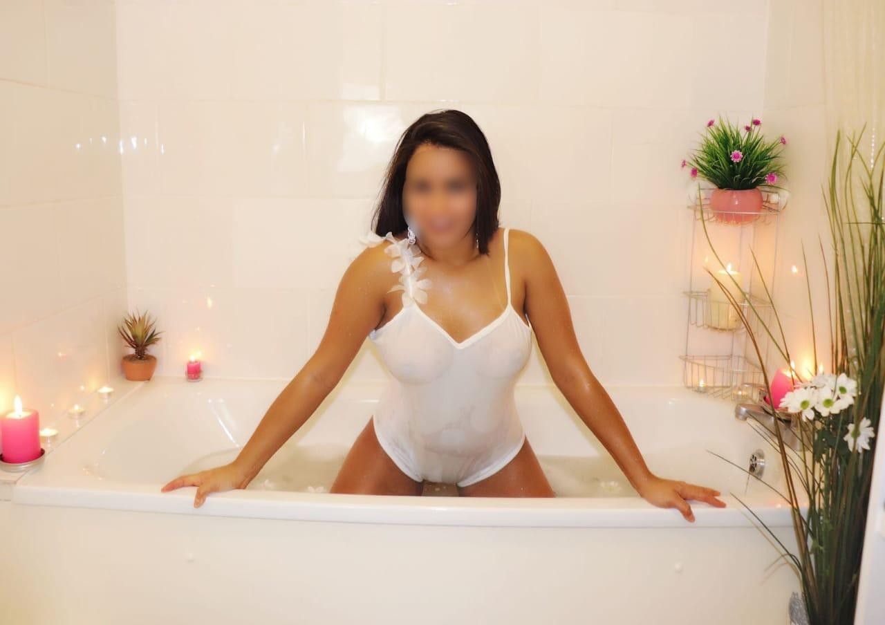 https://cdn.adultwork.com/gallery/G12/8935292.jpg