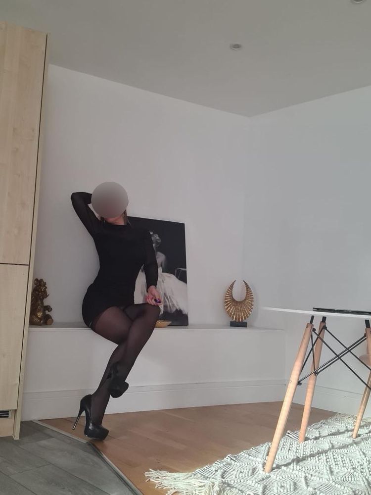 https://cdn.adultwork.com/gallery/G12/8975736.jpg