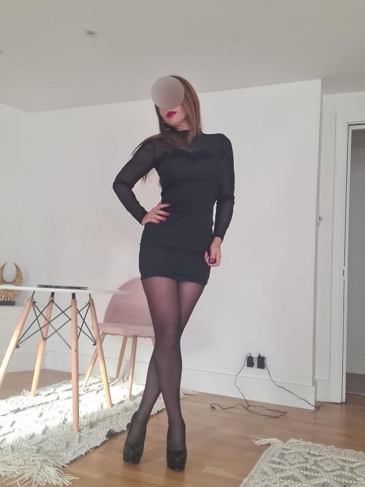 https://cdn.adultwork.com/gallery/G12/8975757.jpg