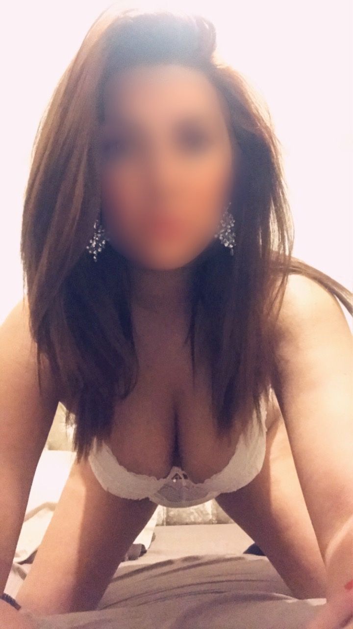 https://cdn.adultwork.com/gallery/G12/8989913.jpg