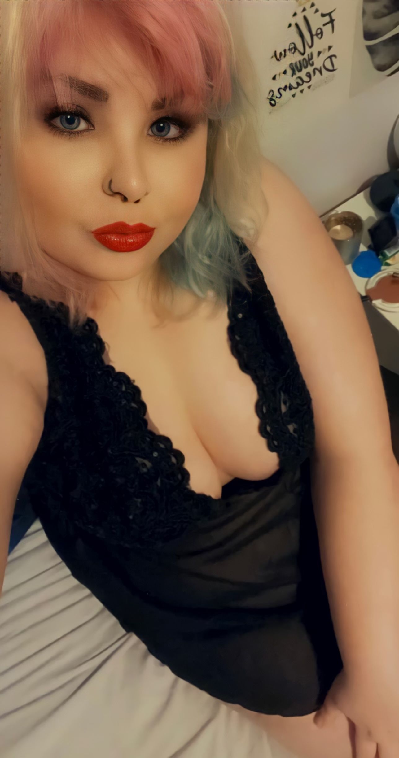 https://cdn.adultwork.com/gallery/G12/8990019.jpg