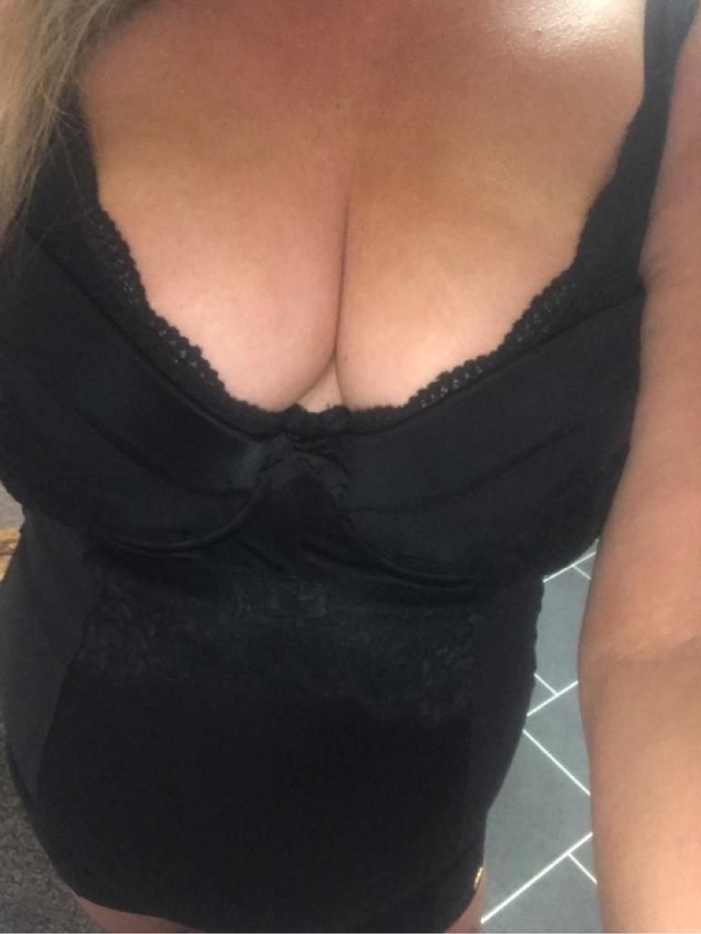 https://cdn.adultwork.com/gallery/G12/8991196.jpg