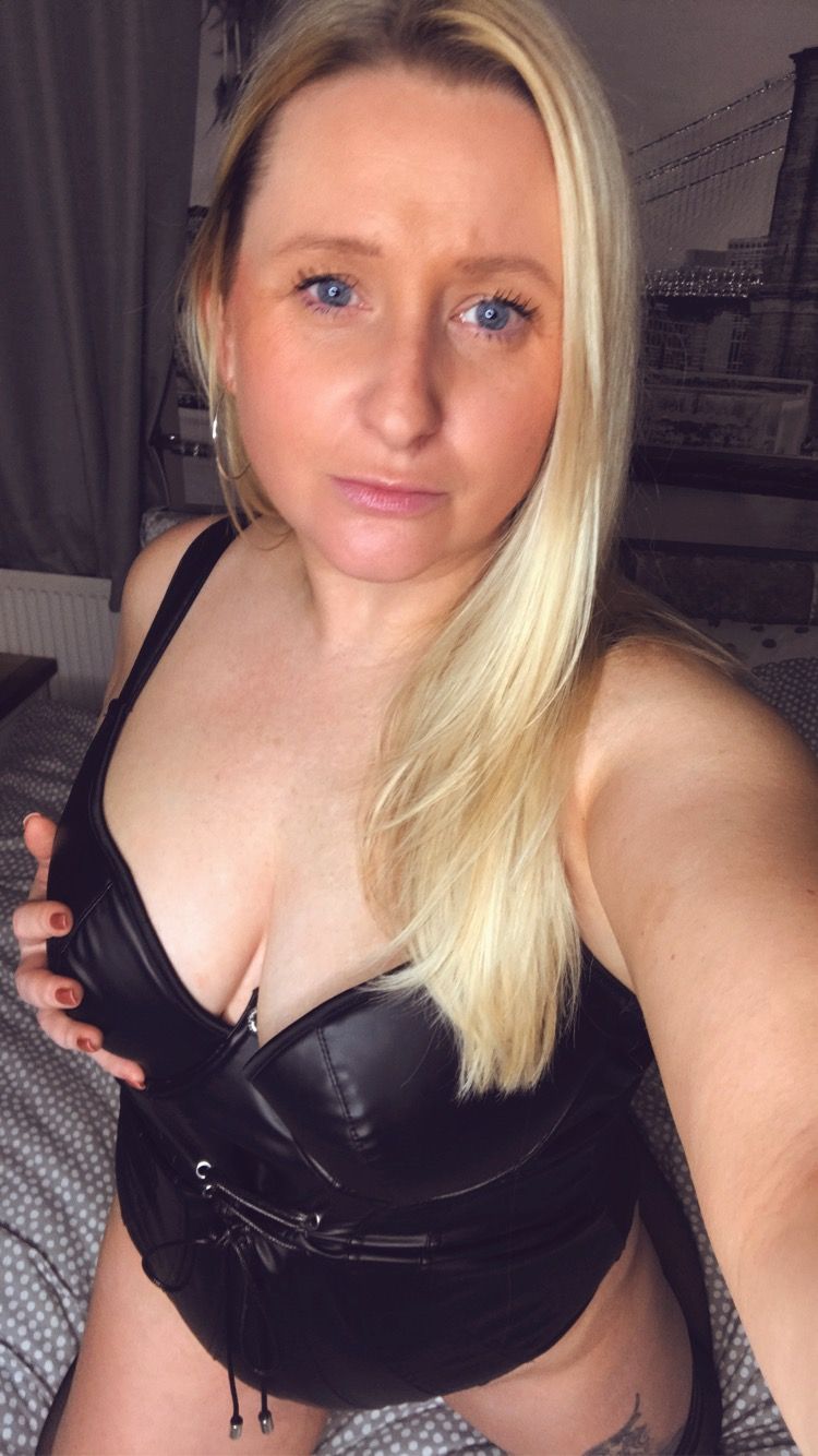 https://cdn.adultwork.com/gallery/G12/9110780.jpg